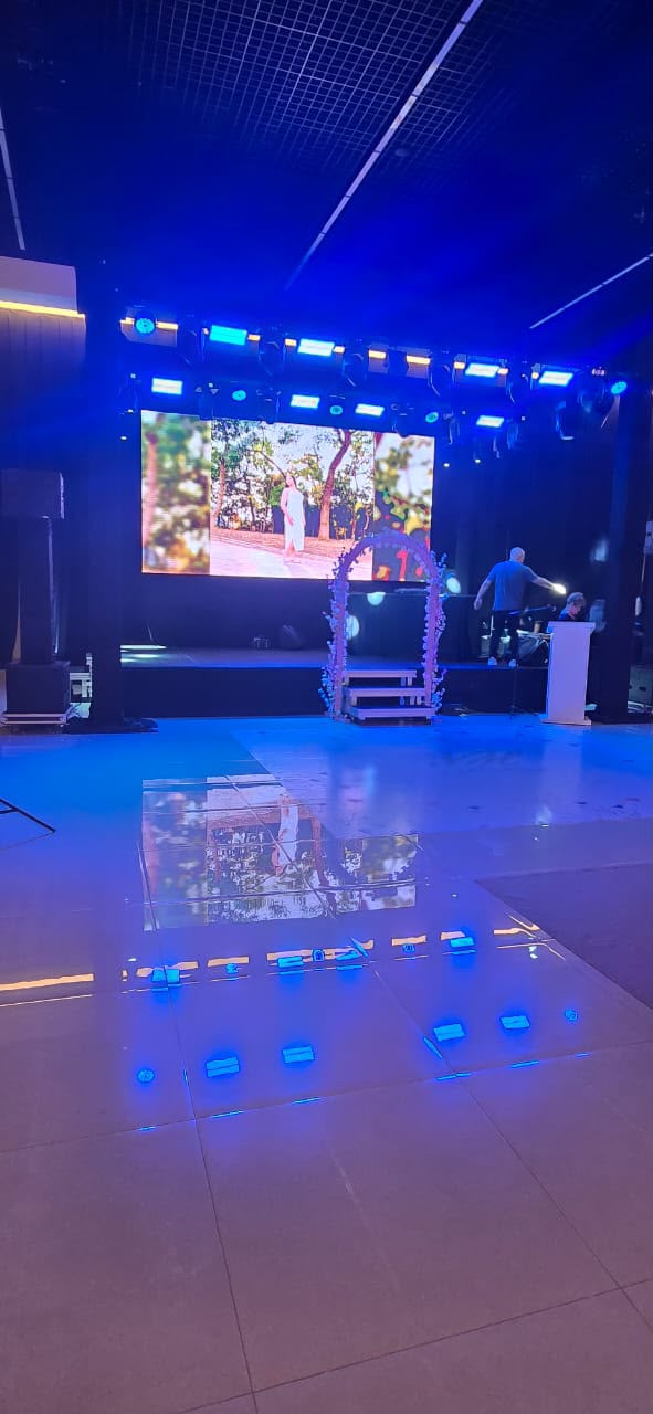 Iluminação cênica azul em casamento